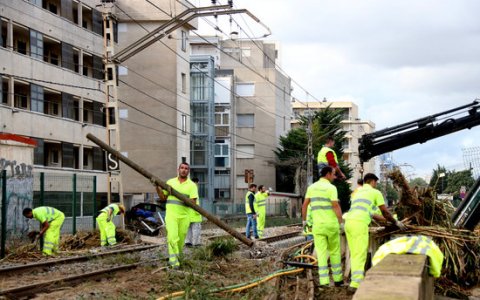 Un grup de treballadors d'Adif durant les tasques per posar en marxa el Corredor del Mediterrani a Salou. FOTO: ACN.