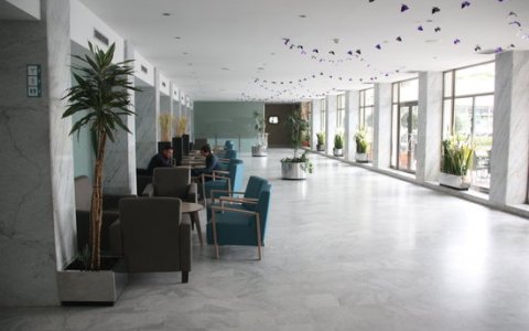 Una imatge de la cafeteria buida de l'hotel Salou Park. FOTO: ACN.