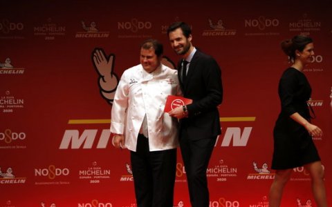 Moreno rebent la distinció de la Guia Michelin ahir al vespre a Sevilla. FOTO: ACN.