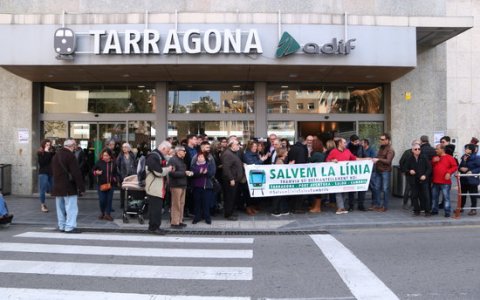 Una imatge de la manifestació en denúncia del desmantellament de la via Salou-Cambrils del passat 14 de desembre a Tarragona. FOTO: ACN.