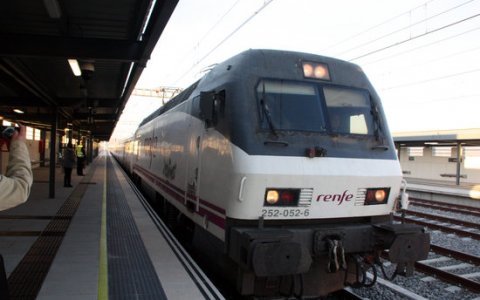 Un Talgo a l'estació de Cambrils. FOTO: ACN.
