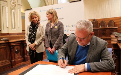 L'alcalde de Salou, Pere Granados, en el moment de la signatura del conveni. FOTO: ACN.