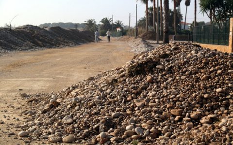 Munts de roca a la platja del Marjal de les Cases d'Alcanar. FOTO: ACN.