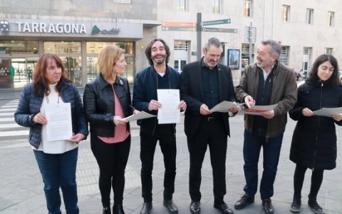Els representants dels grups polítics davant l'estació de tren de Tarragona. FOTO: ACN.