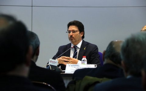 Isidre Gavín durant la conferència a la Cambra de Tarragona. FOTO: ACN.