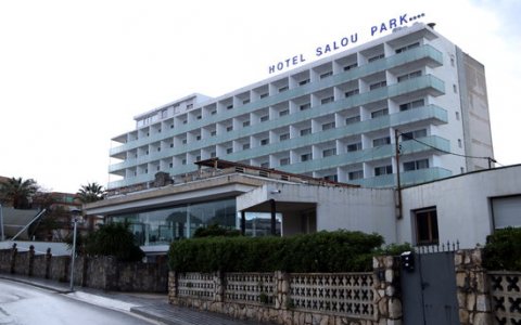 Un hotel de Salou tancat. FOTO: ACN.
