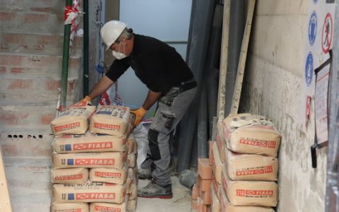 Un treballador de la construcció durant la seva jornada laboral. FOTO: ACN.