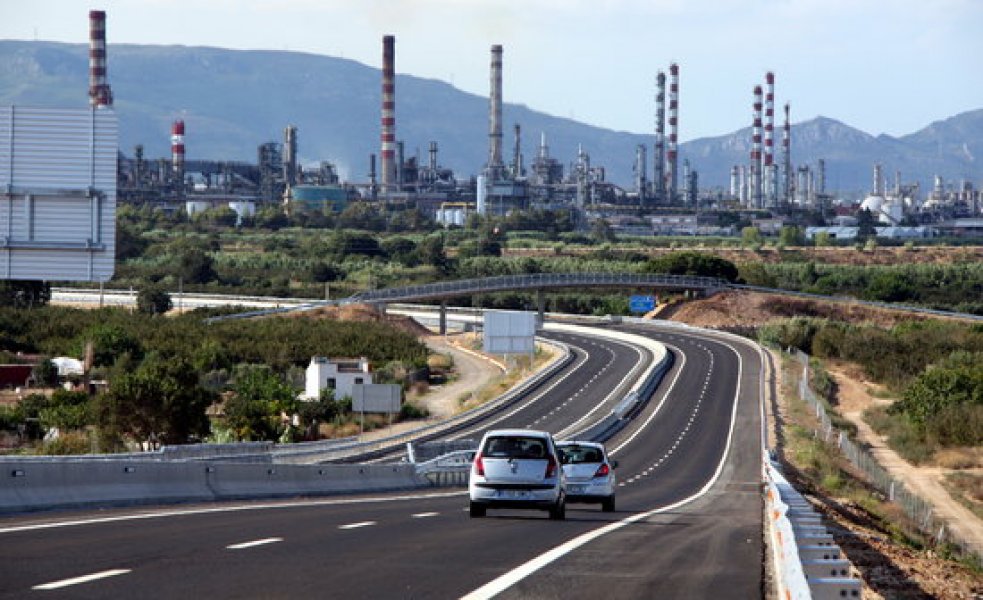 El polígon nord de Tarragona, amb les xemeneies al fons, i l'autovia A-27. FOTO: ACN.
