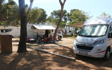 Un càmping amb autocaravanes. FOTO: ACN.