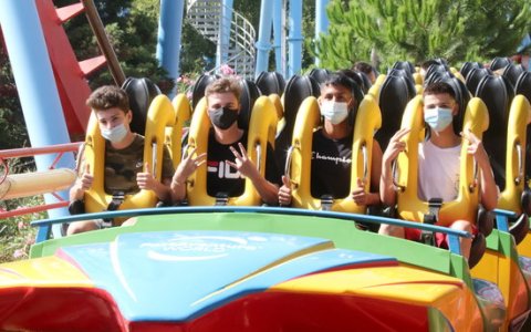 Visitants de PortAventura al Dragon Khan amb mascareta. FOTO: ACN.