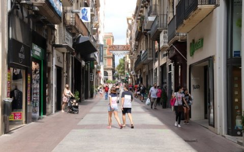 Una imatge del carrer Monterols pràcticament buit. FOTO: ACN.
