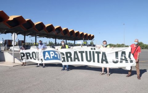 Els manifestants de la plataforma ahir a l'accés de l'autopista amb Salou. FOTO: ACN.