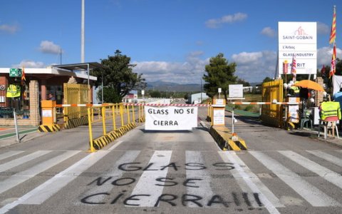 Pintades anti tancament a les portes de Saint-Gobain. FOTO: ACN.