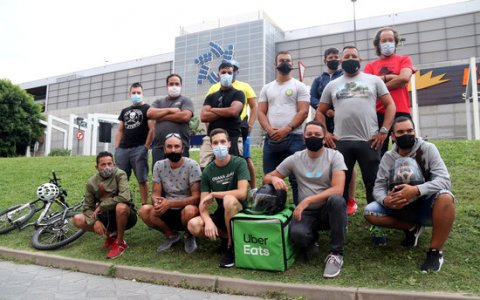 Els repartidors en vaga, davant de l'edifici de Parc Central a Tarragona. FOTO: ACN.