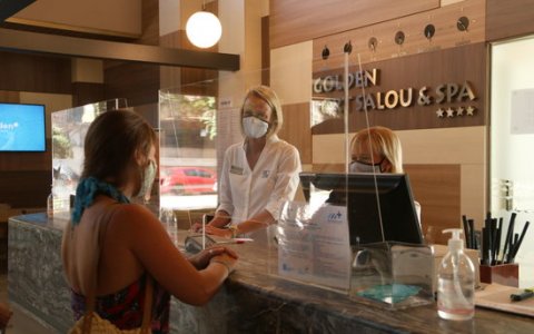 Una turista a l'hotel Golden Port Salou. FOTO: ACN.