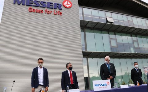 l'alcalde de Vila-seca, Pere Segura, el conseller d'Empresa i Coneixement, Ramon Tremosa, i directius de Messer Ibèrica, davant les oficines de l'empresa a Vila-seca. FOTO: ACN.