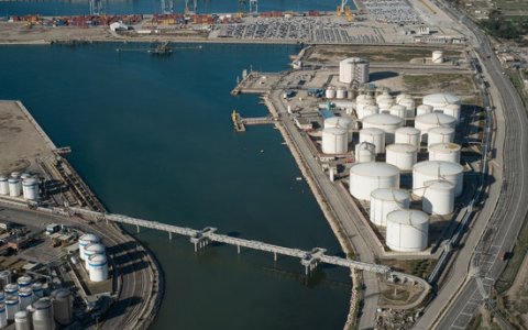 Una imatge aèria del moll de la química del Port de Tarragona. FOTO: ACN.
