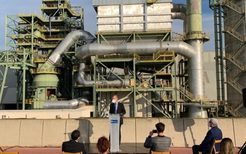 El president del Port, Josep Maria Cruset, anuncia el desmantellament de la fàbrica. FOTO: ACN.