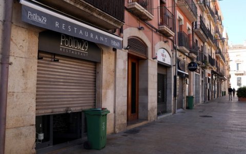 Locals de restauració tancats a la plaça de la Font de Tarragona. FOTO: ACN.