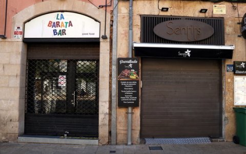 Bars i restaurants tancats a la Plaça de la Font de Tarragona. FOTO: ACN.