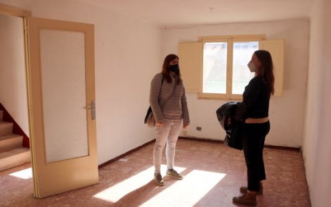 Dues dones visiten un pis. FOTO: ACN.