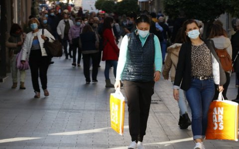 Gent comprant en un dels eixos comercials de Reus. FOTO: ACN.