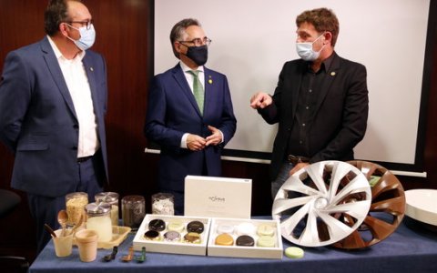 El president de la Cambra Arrossera del Montsià, Marcel Matamoros; el conseller d'Empresa, Ramon Tremosa, i l'empresari i CEO d'Oryzite, Iban Ganduxé. FOTO: ACN.