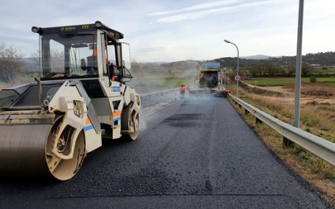 Operaris treballant en el ferm d'una de les carreteres. FOTO: ACN.