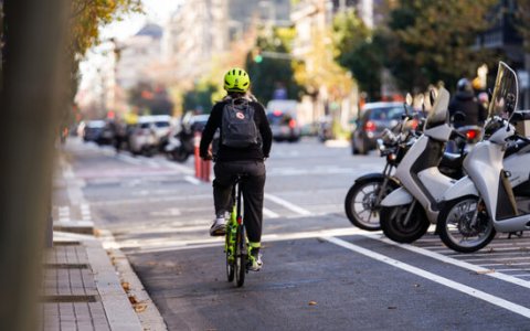 Imatge d'un carril bici dins una ciutat. FOTO: ACN.
