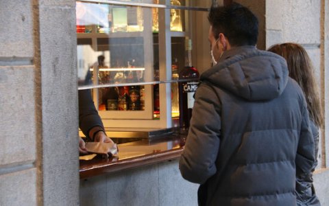 Uns clients demanen consumicions per endur-se en una cafeteria. FOTO: ACN.