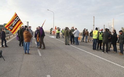 Treballadors en vaga a les portes d'Iqoxe. FOTO: ACN.
