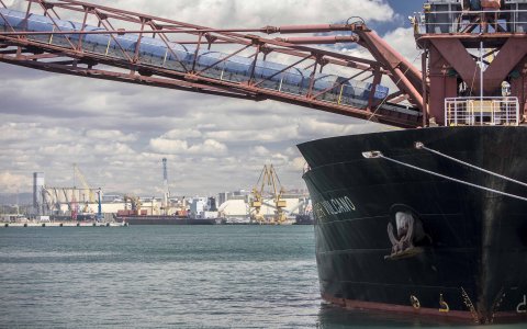 Una imatge de càrrega en un vaixell al Port de Tarragona. FOTO: CEDIDA.