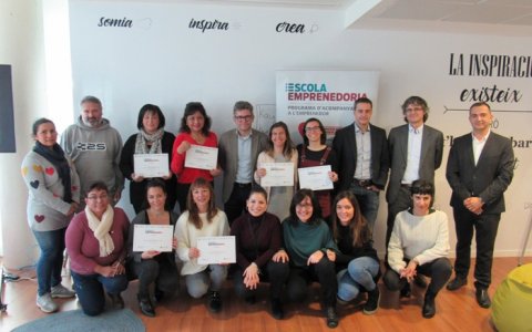 Alguns dels emprenedors que han rebut el diploma, amb el regidor Marc Arza.