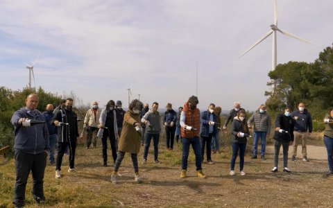 Els responsables dels cellers aboquen vi a la terra en senyal de protesta. FOTO: CEDIDA.