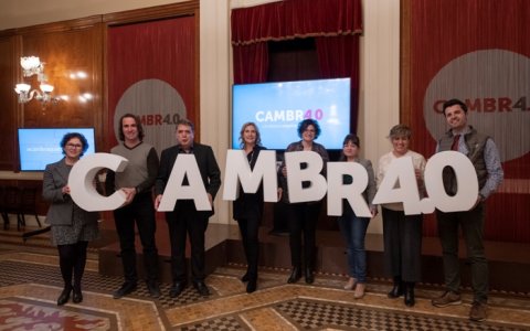 Àgata Girbes, acompanyada de mebres de la seva candidatura.