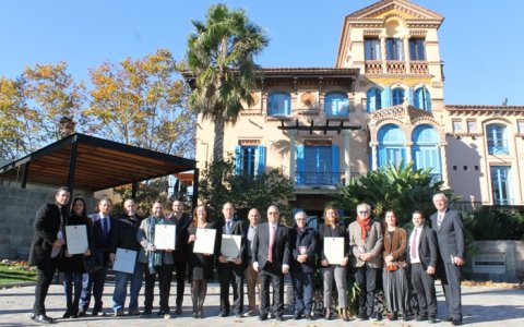 Foto de família dels guardonats amb els autors de la Guia Gourmand.
