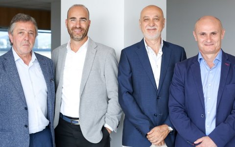 Carles Castilla, director general de Grupo Castilla (segon per l’esquerra), acompanyat de Juan Carlos López, Roberto Martínez i José María García, antics delegats territorials i actuals directors de Zona. FOTO: CEDIDA.