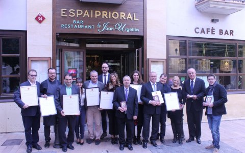 Una foto de família dels premiats, a la porta del restaurant de Joan Urgellès. FOTO: CEDIDA.