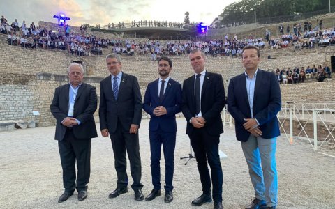 Les autoritats a l'arena de l'amfiteatre romà de Tarragona. FOTO: CEDIDA.