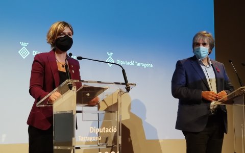 Noemí Llauradó i Quim Nin presentant els pressupostos. FOTO: CEDIDA.