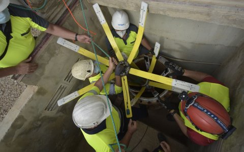 Uns operaris en la feina d'inspecció de la canonada. FOTO: CEDIDA.