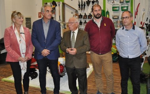 D'esquerra a dreta, la consellera de Comerç, Elvira Ferrando; el director dels Serveis Territorials d'Agricultura, Àngel Xifré; el propietari de Jardicamp, Ramon Brumos; d'ERC Xavier Puig, i David Brumos, fill de l'impulsor de Jardicamp. FOTO: CEDIDA