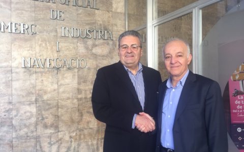 Jordi Just i Enric Olesti, durant l'encaixada de mans que segella el seu pacte.