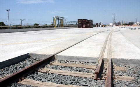 La terminal ferroviària ubicada a les instal·lacions de Bayer a La Canonja espera la connexió amb el 'tercer fil' per tal d'exportar en vies d'ample europeu.