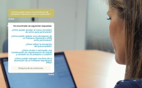 El nou assistent per als empleats de Caixabank permetrà millorar les consultes dels clients de l'entitat financera. FOTO: CEDIDA.