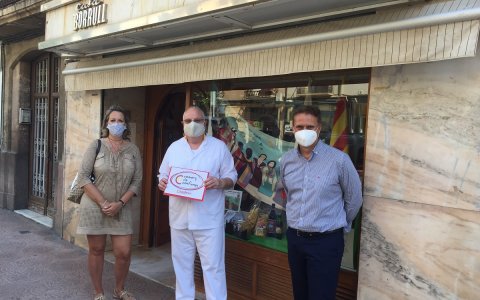 La Cambra ha lliurat el distintiu a un dels comerços de Reus. FOTO: CEDIDA.