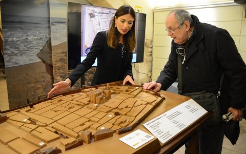 La nova maqueta de la Tàrraco Romana adaptada per a persones invidents s'ha instal·lat a l'Espai Turisme. FOTO: CEDIDA.