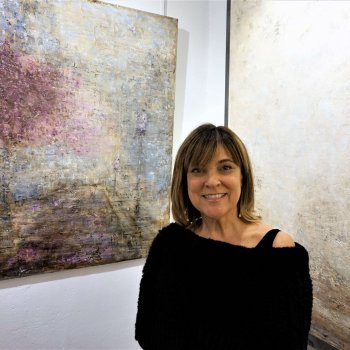 L'artista Marissa Calbet amb una de les seves obres que exposarà fins el 2 desembre a Barcelona: FOTO: CEDIDA.