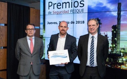 Los responsables de Messer durante la entrega del premio de seguridad FEIQUE. FOTO: CEDIDA.