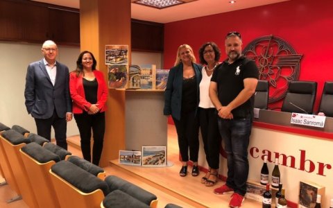 La regidora Montse Caelles; Isaac Sanromà, president de la Cambra; Merche Dalmau, propietària del Celler Clos Galena; Maria Josepa Quinteiro, de la Galeria d’Art Anquin’s i l’artista Lluís Puiggrós, un participants a la missió. FOTO: CEDIDA.